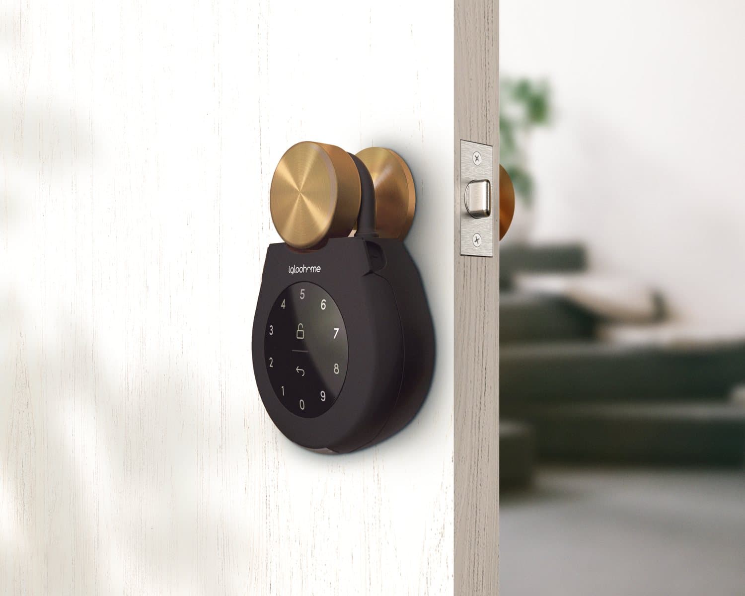 La boîte à clés connectée igloohome Keybox 3 posée sur une porte